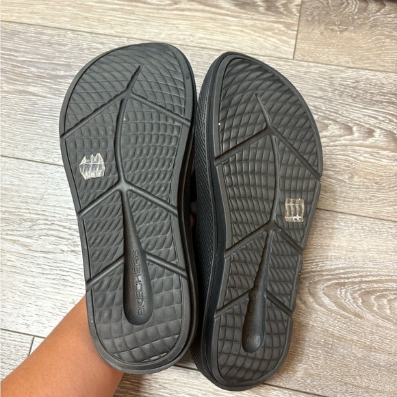 Skechers Men's Black Textured Flip Flops - Picture 5 of 10